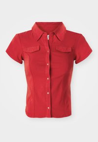 Chemise rouge à manches courtes avec un col, deux poches frontales, fermeture par boutons et une coupe ajustée. Fabriquée en tissu léger et doux.