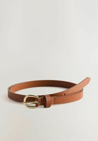 Ceinture en cuir brun avec une finition lisse, dotée d'une boucle à double ardillon dorée et d'un passant unique. Design minimaliste, forme épurée.