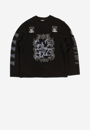 Μαύρο πουκάμισο με μακριά μανίκια και γκρι γοτθικά σχέδια, που περιλαμβάνουν μυθικά πλάσματα γύρω από μια συντριβάνι, διακοσμητικά σχέδια ασπίδας στο στήθος και κείμενο στα μανίκια.