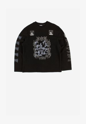 Svart langermet skjorte med grå gotiske design, inkludert mytiske skapninger rundt en fontene, skjoldmerker på brystet og tekst på ermene.