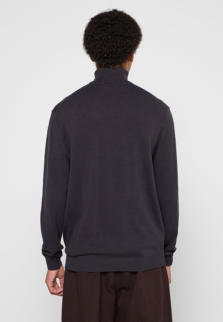 Dunkelgrauer, strukturierter Pullover mit hohem Kragen, Rippbündchen und -saum, der ein einfaches, minimalistisches Design ohne Muster aufweist.