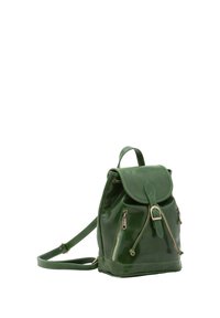 Zaino in pelle verde con chiusura a patta, due tasche frontali con zip, spallacci regolabili e dettagli di cucitura a contrasto.