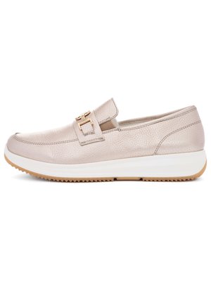 Beige læder slip-on loafers med en guldfarvet spænde detalje, hvid plateau sål og en tekstureret gummiydersål for greb.