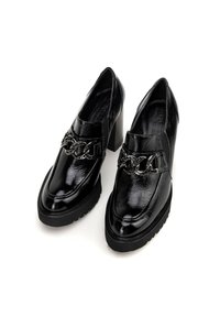 Černé lakované kožené platformové loafers s robustním podpatkem, zdobené dekorativním řetízkem přes nárt. Texturovaná podrážka.