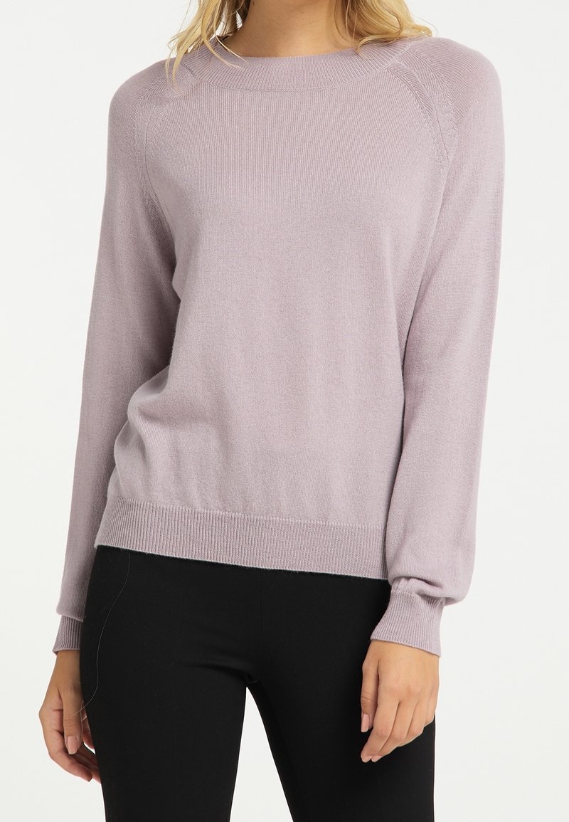 Jasnofioletowy sweter wykonany z miękkiej dzianiny, z długimi rękawami, okrągłym dekoltem oraz ściągaczami na rękawach i na dole.