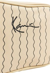 Karl Kani SIGNATURE ZICZAC PINSTRIPEMESSENGER - Taška s příčným popruhem - off white