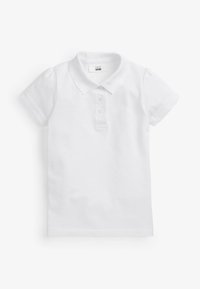 Polo shirt blanc à manches courtes avec un col et une patte de boutonnage à trois boutons ; matériau en coton doux avec une texture lisse et sans embellissements.