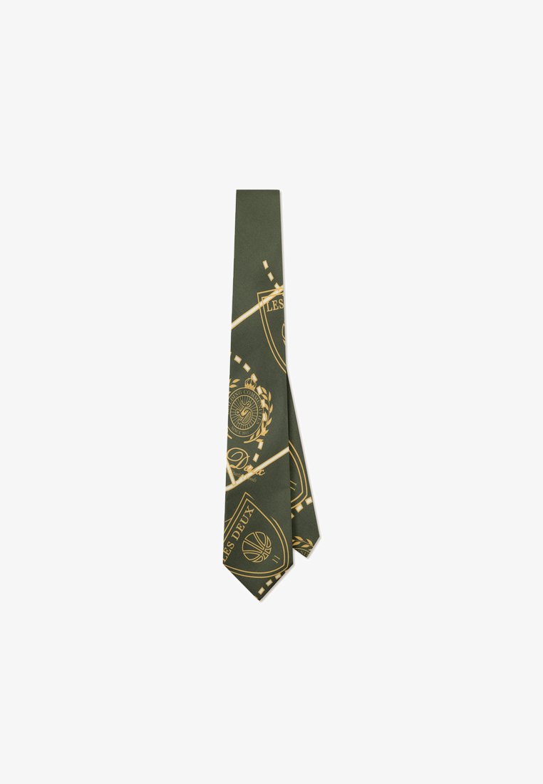Gravata verde com um padrão geométrico dourado e logótipos. Feita de um tecido suave com uma forma slim, afunilando em direção à ponta.