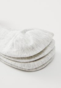 Graue Baumwollsocken mit geripptem Muster, im gestapelten Design und dezentem Streifenmuster. Weicher, flexibler Stoff, im tiefen Schnitt.