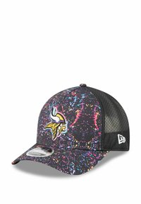 Casquette noire avec un motif éclaboussé de peinture multicolore et un logo viking sur le devant. Arrière en maille pour la ventilation. Visière courbée.