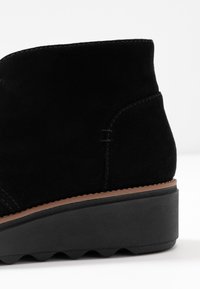 Clarks Botines bajos - black