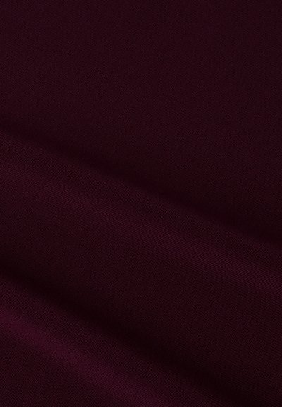 Tessuto bordeaux con una consistenza morbida e liscia; presenta un delicato motivo di tessitura e una leggera lucentezza. Adatto per vari progetti di cucito.