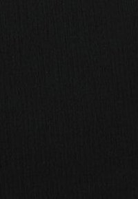 Černá látka s hladkým, texturovaným povrchem; rovnoměrné zbarvení neukazuje žádné viditelné vzory nebo hardware.