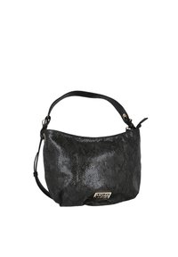 Bolso de hombro negro hecho de material texturizado con estampado de serpiente y forma curva. Cuenta con un asa corta y un adorno decorativo con el logo.