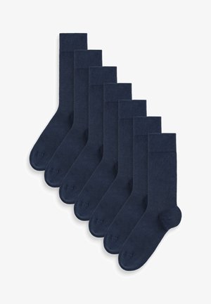 Calze blu navy realizzate in un morbido e liscio tessuto. Ogni calza ha un polsino a coste e una punta rinforzata, disposte ordinatamente in fila.