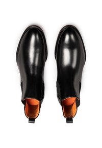 Stivaletti Chelsea in pelle nera con finitura liscia, pannelli laterali elastici e fodera arancione. Presentano un manico sul retro per indossarli facilmente.
