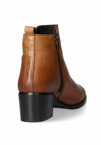 Stivaletto in pelle marrone con punta arrotondata e zip laterale, caratterizzato da un tacco a blocco e una superficie liscia. Design semplice e funzionale.