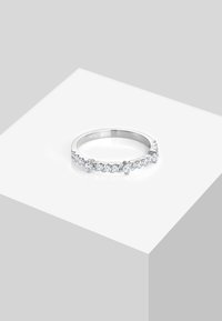 Silberring mit einer Reihe klarer Kristalle entlang des Bandes. Glatte Oberfläche, einfache runde Form und funkelnde Akzente verleihen einen eleganten Look.