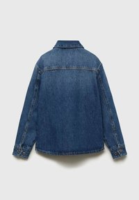 Denim jakna z klasičnim dizajnom, modre barve, dolgimi rokavi in zaključenimi manžetami. Hrbtna stran ima šiv na jopiču in rahlo ukrivljen rob.