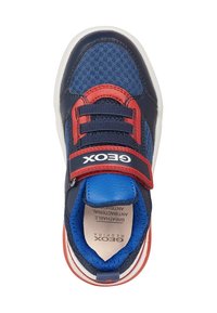 Baskets bleu et marine avec une sangle et des accents rouges, en matériaux mesh et cuir, semelle rembourrée et marquage "Geox Respira".