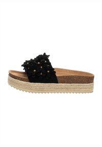 Sandalia negra de plataforma con parte superior de tela floral, plantilla de corcho y base envuelta en yute. Presenta acentos dorados decorativos y suela texturizada.