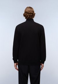 Schwarzes Sweatshirt mit hohem Kragen, gerippten Bündchen und Saum. Glatte Textur, einfaches Design, von hinten betrachtet.