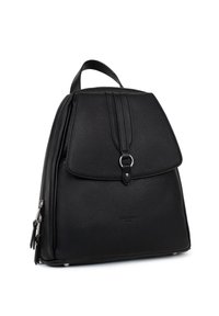 Zaino in pelle nero con superficie testurizzata, chiusura a patta, accessori in argento e zip laterali. Dotato di una maniglia superiore per il trasporto.