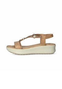 Sandalo con tacco a cuneo color sabbia, dotato di una fascia ampia, decorazioni di perline e una fascia posteriore testurizzata; presenta una suola in gomma bianca con una leggera curvatura.