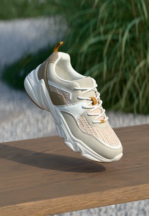 Baskets beiges et blanches avec un dessus en maille texturée, des accents en cuir lisse et une semelle rembourrée. Présente des détails et des lacets contrastants.