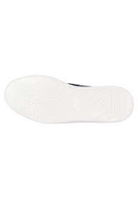 Suola di una sneaker, con una superficie in gomma bianca testurizzata con linee curve e motivi per garantire una buona aderenza. Dettagli di colore limitati visibili.