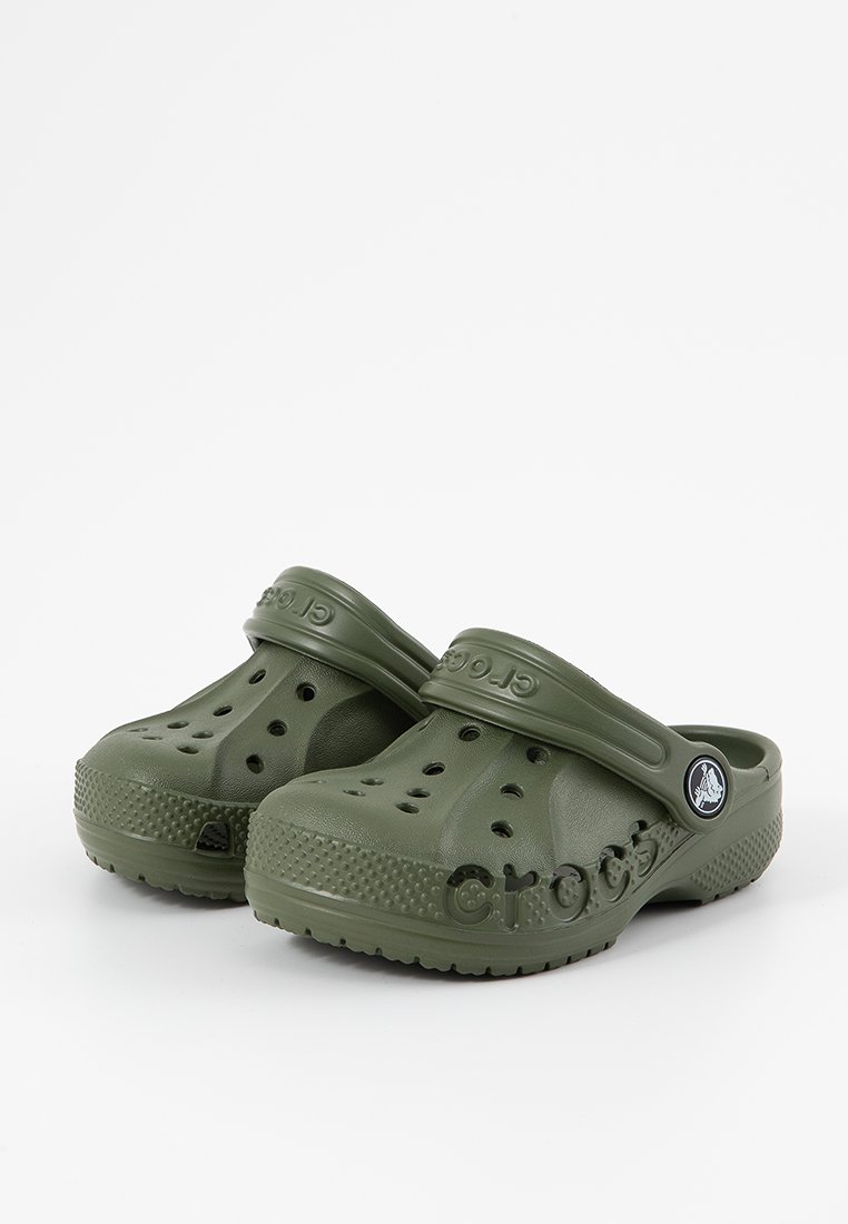 Een paar olijfgroene Crocs klompen met ventilatiegaten, verstelbare hielbandjes en een gestructureerde zool op een witte achtergrond.