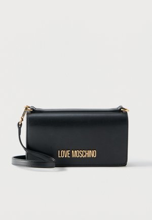 Clutch rettangolare in pelle nera con logo dorato "LOVE MOSCHINO" e cinturino da polso staccabile su sfondo bianco.