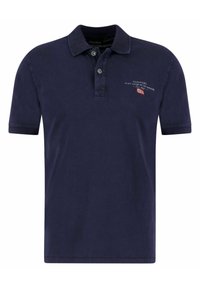 Polo de color azul marino, hecho de algodón, con un cuello plegado, dos botones, mangas cortas y un pequeño logotipo bordado con una bandera.