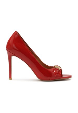 Rote Lackleder-Peeptoe-High-Heels mit einem Stiletto-Absatz und einem goldfarbenen Schnallenakzent am Riemen. Glatte Textur und elegantes Design.