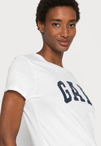 GAP FRANCHISE TEE 2 PACK - T-shirt estampada - raspberry/glaze