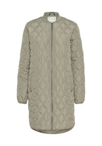 Vadderad, lång kappa i ljus olivgrön med rund hals, dragkedja fram och sidofickor. Har ett strukturerat, diamantsmönster.