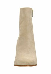 Beige suède enkellaars met een puntige neus, een gladde textuur en een zijritsdetail, met een taps toelopend design en een dunne hak.