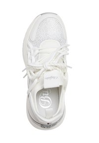 Baskets blanches avec détails en strass sur l'orteil, semelle épaisse, lacets blancs noués en nœud, et logo visible de la marque sur la languette et la semelle intérieure.