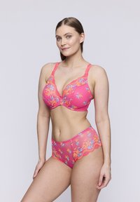 Roze kant lingerie set met bloemenborduursel. Beha heeft gevoerde cups en verstelbare straps; bijpassende high-waist slip met golvende randen.