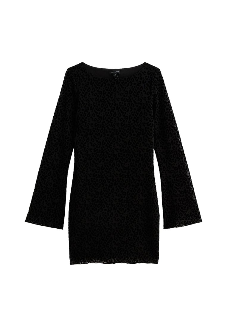 Vestito nero a maniche lunghe con motivo a stampa leopardata, caratterizzato da un collo a barca e una silhouette aderente. Tessuto morbido e texturizzato.