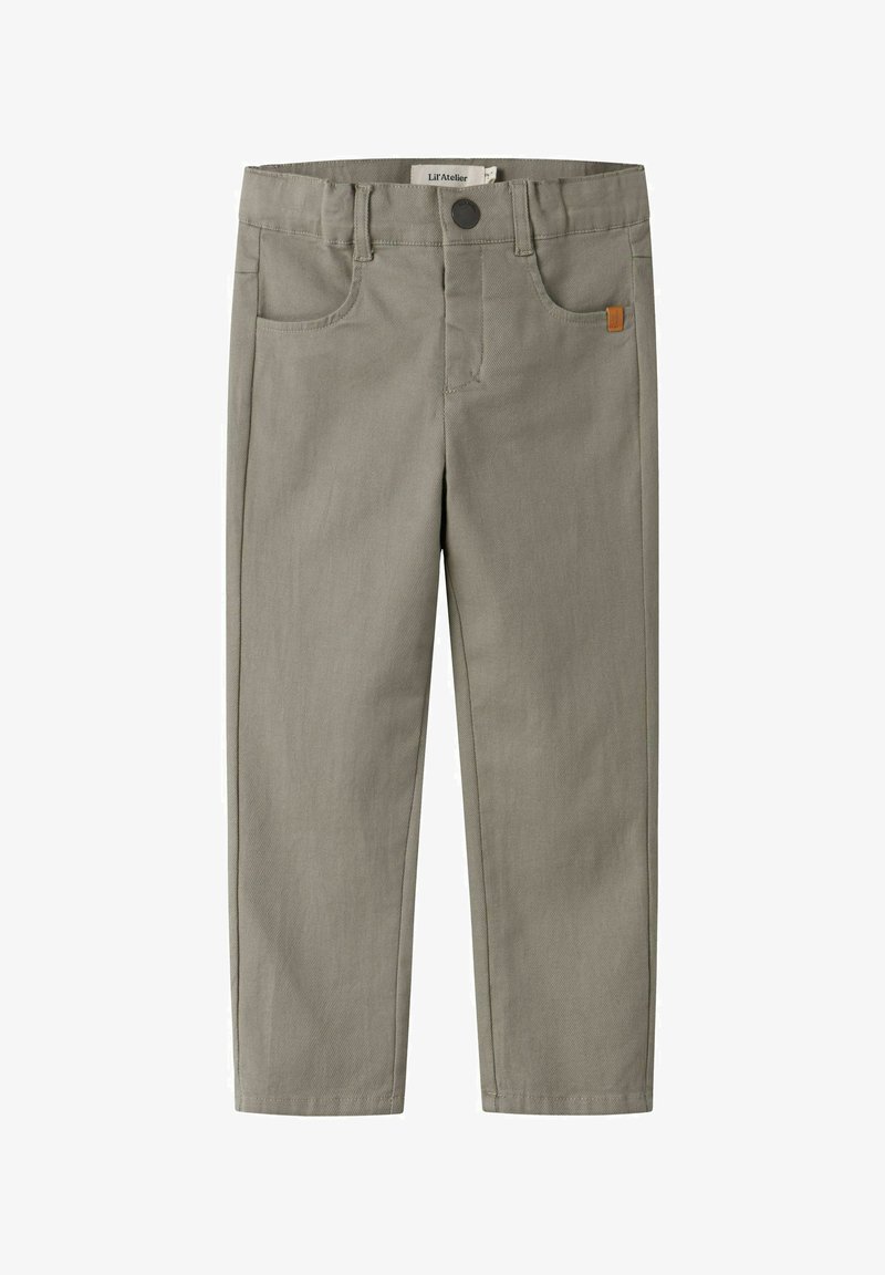 Pantalon beige droit pour enfants avec poches avant, passants pour ceinture et fermeture par bouton noir.