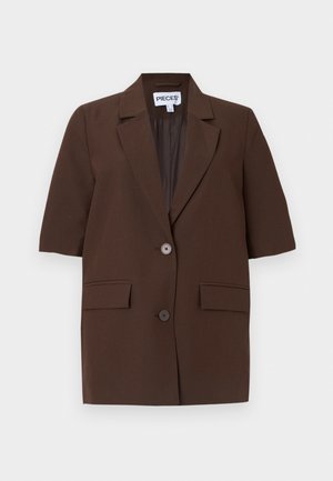 Καφέ σακάκι με κοντά μανίκια και στρογγυλεμένο γιακά, με δύο κουμπιά και τσεπάκια με καπάκι, με ετικέτα "Pieces", παρουσιάζεται σε λευκό φόντο.