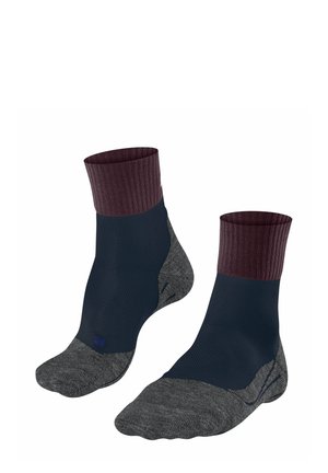 Due paia di calze sportive esposte, caratterizzate da un risvolto a coste color maroon, corpo blu navy e una soletta grigia a motivo per comfort e supporto.