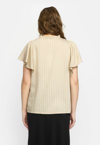 Beige randig blus med korta volangärmar och en rynkad krage, tillverkad av ett lättviktigt material. Sömmen ligger i midjan, slät textur.