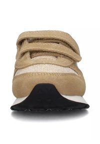 Sneaker beige in suede e mesh, con due cinturini in velcro, una suola in gomma nera e una intersuola bianca. La vista frontale mette in risalto i dettagli del design.