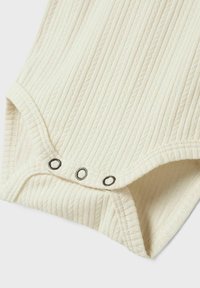 Body color crema a coste con scollatura rotonda e tre chiusure a scatto nella cucitura inferiore per un facile cambio.