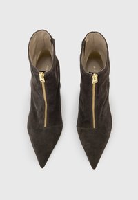 Stivaletti neri in suede con punta affusolata e zip laterali dorate, caratterizzati da una texture liscia e un design strutturato.