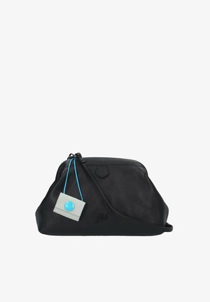 Borsa a mano in pelle nera con superficie strutturata, forma curva, chiusura con zip e targhetta con logo blu. Cuciture di accentuazione visibili.