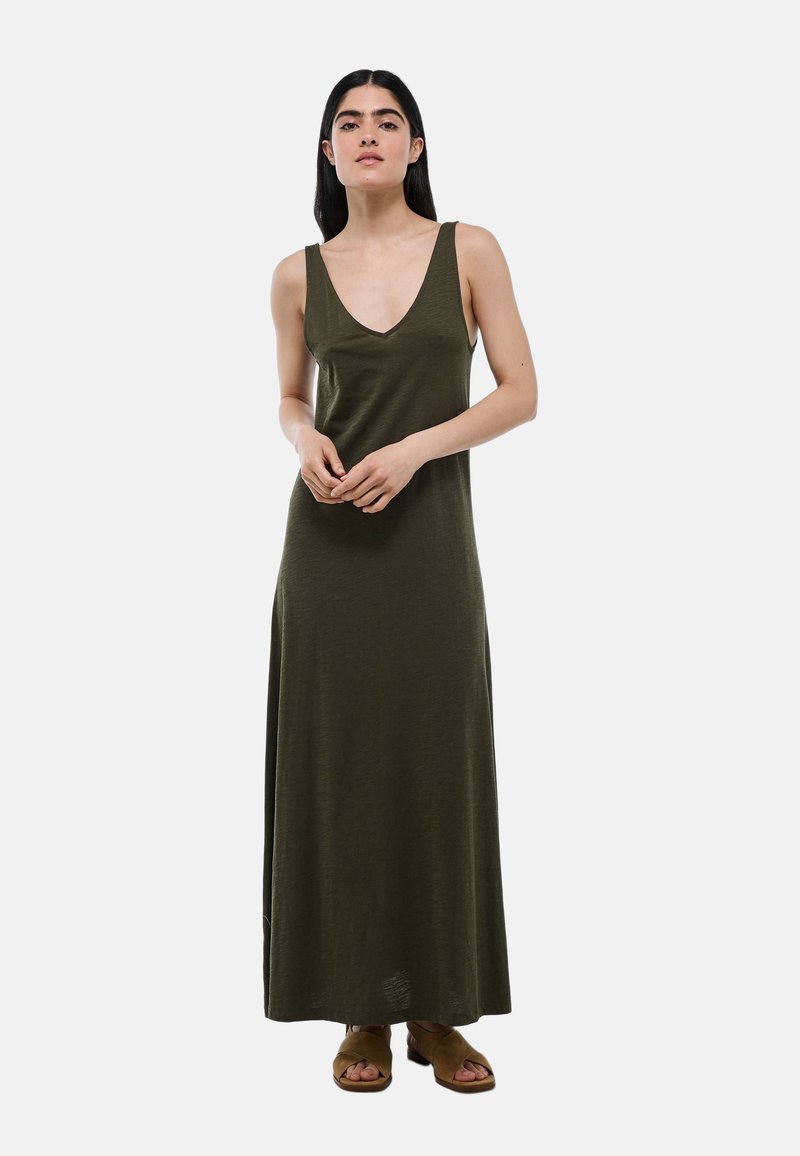 Robe maxi à bretelles spaghetti de couleur vert olive avec un décolleté en V profond, en tissu doux, présentant une coupe décontractée et un ourlet long.