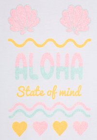 Vitt tyg med glittrande text och mönster. "ALOHA" i rosa, ljusblått och gult; snäckor och hjärtan i matchande färger. Vågiga detaljer ingår.